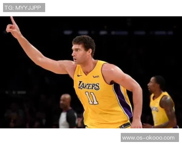 布鲁克洛佩斯:从篮坛巨星到球队支柱的传奇之路 布鲁克洛佩斯:从篮坛巨星到球队支柱的传奇之路